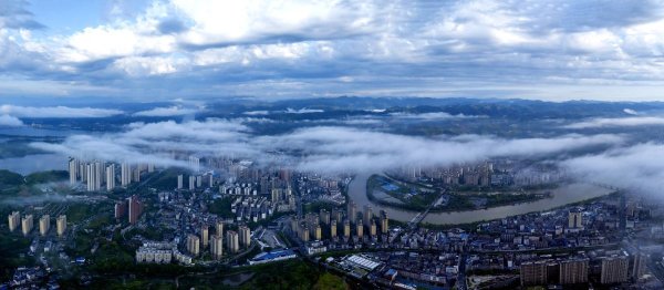 51配资网 雨后初晴遇惊喜 云海晚霞扮夷陵